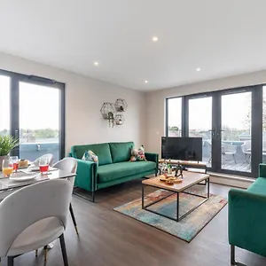 Elliot Oliver - Stunning Three Bedroom Penthouse With Large Terrace & Parking Gloucester